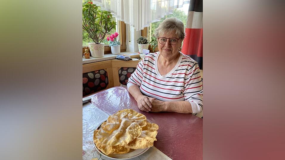 Brigitte Heitzer kocht und backt gerne und ist eine leidenschaftliche Rezeptsammlerin. Vor ihr steht ein Teller mit 'Schoatnküacherln', eins ihrer Lieblingsrezepte, das sie noch von ihrer Oma hat. Brigitte Heitzer kocht und backt gerne und ist eine leidenschaftliche Rezeptsammlerin. Vor ihr steht ein Teller mit 'Schoatnküacherln', eins ihrer Lieblingsrezepte, das sie noch von ihrer Oma hat.