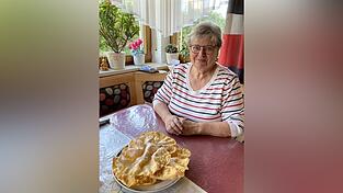 Brigitte Heitzer kocht und backt gerne und ist eine leidenschaftliche Rezeptsammlerin. Vor ihr steht ein Teller mit 'Schoatnk&uuml;acherln', eins ihrer Lieblingsrezepte, das sie noch von ihrer Oma hat.