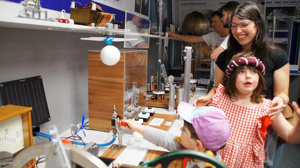 Der vierj&auml;hrige Josef und seine gro&szlig;e Schwester erweisen sich ohne Scheu vor der Technik als sehr experimentierfreudig.