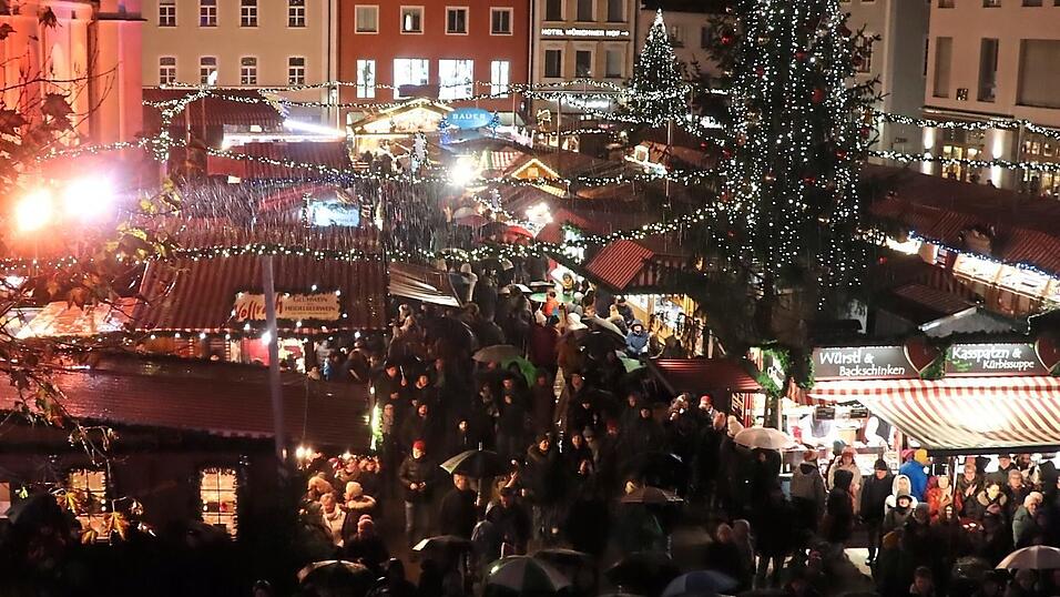 Trotz Regens kamen am Montagabend viele Besucher auf den Neupfarrplatz. Trotz Regens kamen am Montagabend viele Besucher auf den Neupfarrplatz.
