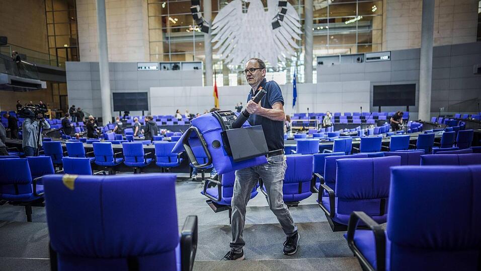 Immerhin: Im Plenarsaal konnten die Mitarbeiter schon mal 106 Stühle abmontieren. Immerhin: Im Plenarsaal konnten die Mitarbeiter schon mal 106 Stühle abmontieren.