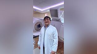 Der Radio-Onkologe vor dem Linearbeschleuniger im Klinikum. Mit dem Gerät wird die Strahlentherapie durchgeführt. Der Radio-Onkologe vor dem Linearbeschleuniger im Klinikum. Mit dem Gerät wird die Strahlentherapie durchgeführt.