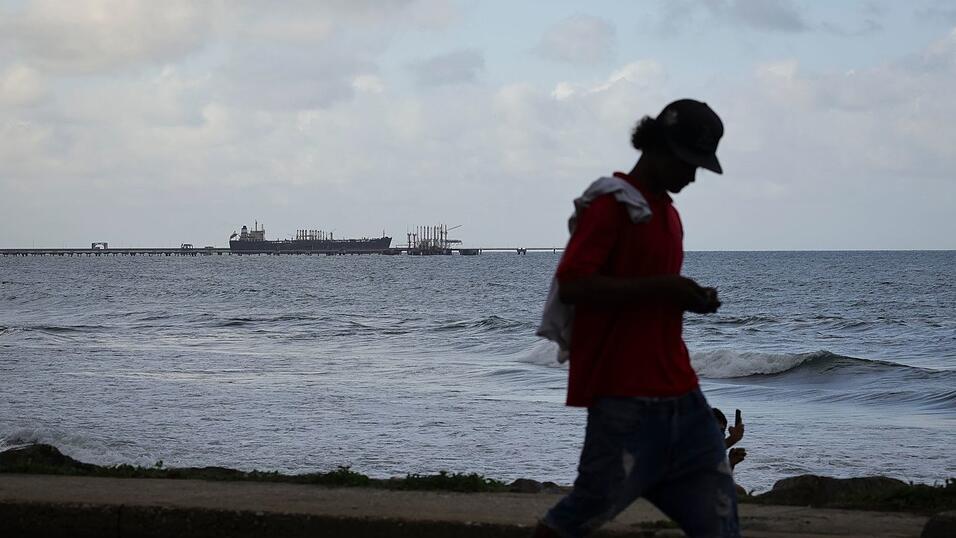 Trump zufolge wollen die USA die &Ouml;lindustrie wiederaufbauen.