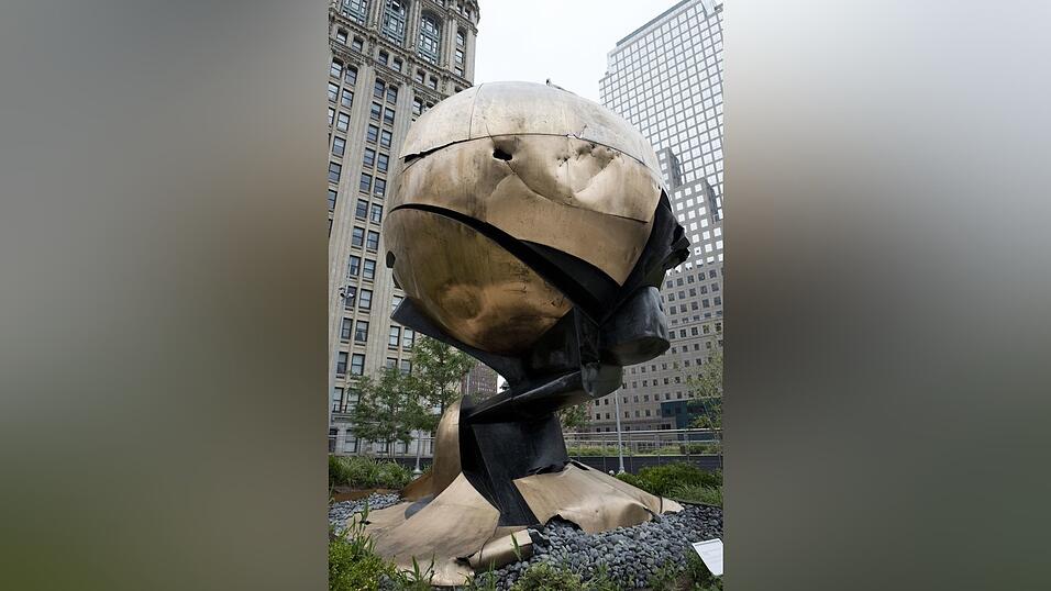Die Skulptur 'The Sphere' ist am 06.09.2017 in New York (USA) im Liberty Park gegenüber des World Trade Centers ausgestellt. Die 25-Tonnen schwere Bronze-Skulptur, die von den eingestürzten Hochhäusern am 11.09.2001 beschädigt wurde, wurde nun an ihren ursprünglichen Standort zurückverlegt. Sie wurde von dem deutschen Künstler Fritz König 1971 entworfen und stand auf dem Platz zwischen den beiden Türmen des World Trade Center.