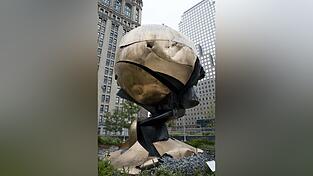 Die Skulptur 'The Sphere' ist am 06.09.2017 in New York (USA) im Liberty Park gegenüber des World Trade Centers ausgestellt. Die 25-Tonnen schwere Bronze-Skulptur, die von den eingestürzten Hochhäusern am 11.09.2001 beschädigt wurde, wurde nun an ihren ursprünglichen Standort zurückverlegt. Sie wurde von dem deutschen Künstler Fritz König 1971 entworfen und stand auf dem Platz zwischen den beiden Türmen des World Trade Center. Die Skulptur 'The Sphere' ist am 06.09.2017 in New York (USA) im Liberty Park gegenüber des World Trade Centers ausgestellt. Die 25-Tonnen schwere Bronze-Skulptur, die von den eingestürzten Hochhäusern am 11.09.2001 beschädigt wurde, wurde nun an ihren ursprünglichen Standort zurückverlegt. Sie wurde von dem deutschen Künstler Fritz König 1971 entworfen und stand auf dem Platz zwischen den beiden Türmen des World Trade Center.