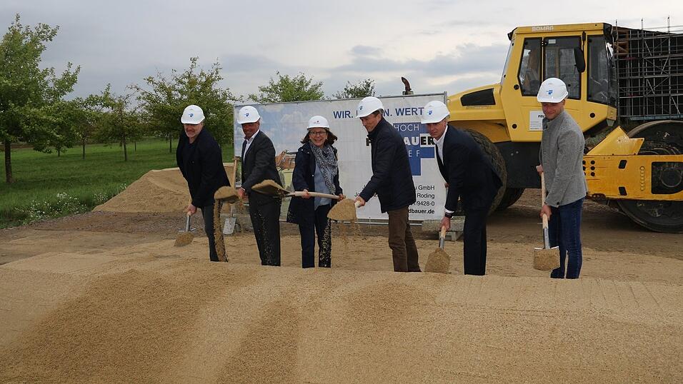 Projektleiter Stefan Weber (von links), Werner Lohwasser (TDK Electronics), OB Gertrud Maltz-Schwarzfischer, Christoph Michl (Wirtschaftsförderung Stadt Regensburg), Architekt Thomas Bauer und Johann Feldbauer (Baufirma Johann Feldbauer Bau) beim Spatenstich für das neue EMV-Labor.