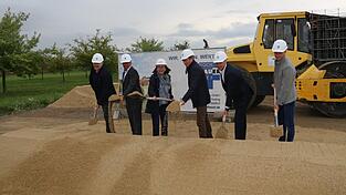 Projektleiter Stefan Weber (von links), Werner Lohwasser (TDK Electronics), OB Gertrud Maltz-Schwarzfischer, Christoph Michl (Wirtschaftsförderung Stadt Regensburg), Architekt Thomas Bauer und Johann Feldbauer (Baufirma Johann Feldbauer Bau) beim Spatenstich für das neue EMV-Labor.