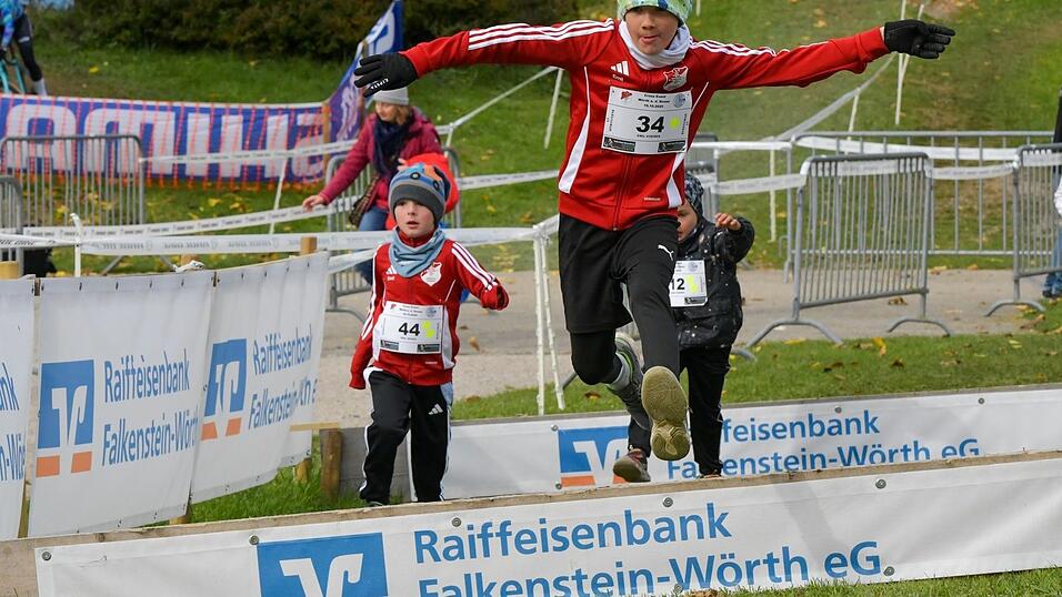 Hindernisse galt es auch beim Kids-Cross-Lauf zu meistern. Rund 100 Nachwuchssportler nahmen teil.