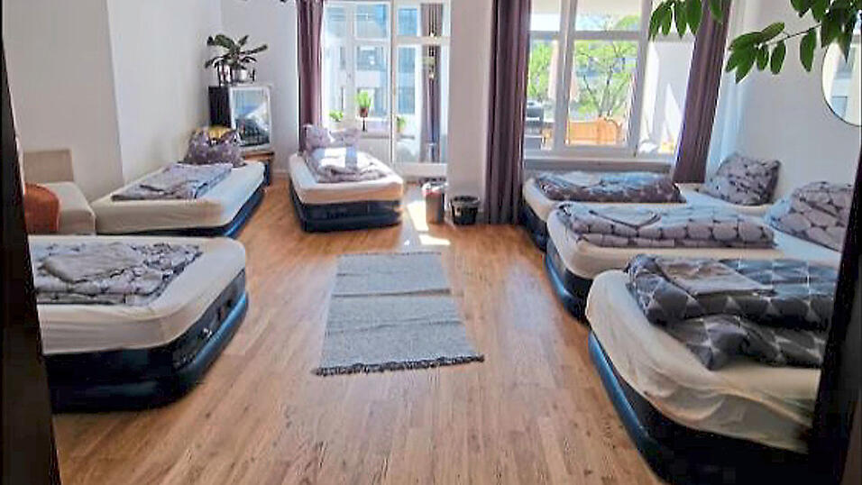 Ein Paar hat f&uuml;r die Wiesntage sein Wohnzimmer nahe der Theresienwiese mit sechs Luftmatratzen best&uuml;ckt. Die kann man jetzt einzeln anmieten. F&uuml;r 440 Euro die Nacht.