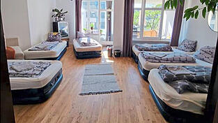 Ein Paar hat für die Wiesntage sein Wohnzimmer nahe der Theresienwiese mit sechs Luftmatratzen bestückt. Die kann man jetzt einzeln anmieten. Für 440 Euro die Nacht.