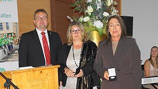 Die Gedenkmünze von der 1.000-Jahrfeier der Gemeinde wurden an die Betreiber des „Hauses Margerita“ überreicht.