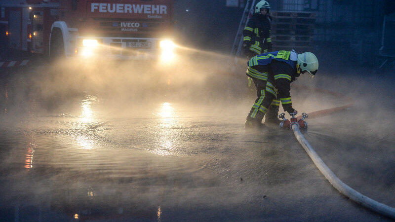 Beim Brand in einer Schlachtanlage bei Bogen ist ein zweistelliger Millionenschaden entstanden. Foto: Armin Weigel/dpa