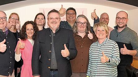 B&uuml;rgermeisterkandidat Christian Frankowski (Mitte) mit den Standtratskandidaten (von links): Wolfgang Wimmer, Angelika Goldmann, Nicole S&uuml;&szlig;, Nina Ernst, Markus Taram, Alexandra Marek, Daniela Zehentbauer, Florian Eisenreich und Benedikt Hillinger.