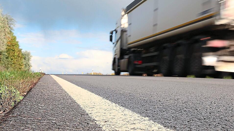 Im Landkreis Landshut gibt es &uuml;ber 500 Kilometer Kreisstra&szlig;en - und deren Fahrbahndecken sind regelm&auml;&szlig;ig zu erneuern. Das kostet heuer mehr als im Haushalt vorgesehen.