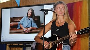 Leony spielt für die Kinder in der Bildungsstätte ihre bekanntesten Songs. Alle klatschen und singen mit. Leony spielt für die Kinder in der Bildungsstätte ihre bekanntesten Songs. Alle klatschen und singen mit.