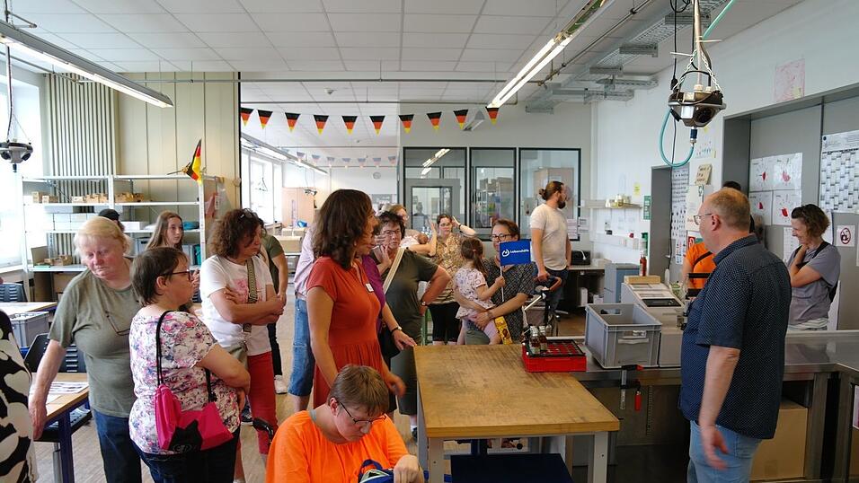 Zweigstellenleiter Markus Knipfer zeigt Arbeitsabl&auml;ufe und Arbeitspl&auml;tze zur Vorproduktion f&uuml;r die Autoindustrie.