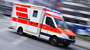 Der Zwölfjährige musste im Krankenhaus notoperiert werden. (Symbolbild)