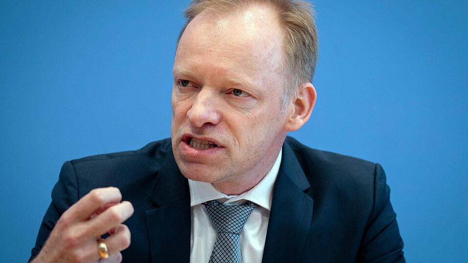 Ifo-Pr&auml;sident Clemens Fuest h&auml;lt wenig von einem m&ouml;glichen Tankrabatt. (Archivbild)