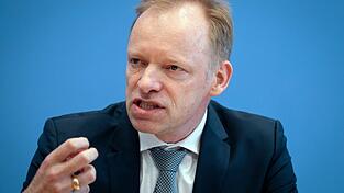 Ifo-Pr&auml;sident Clemens Fuest h&auml;lt wenig von einem m&ouml;glichen Tankrabatt. (Archivbild)