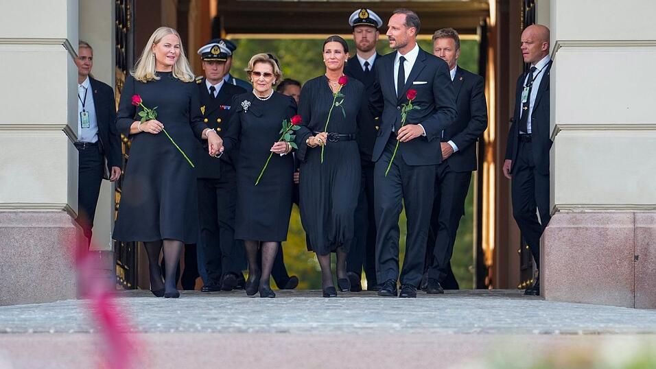 Mit roten Rosen traten Haakon und Teile seiner Familie auf den Schlossplatz. Mit roten Rosen traten Haakon und Teile seiner Familie auf den Schlossplatz.