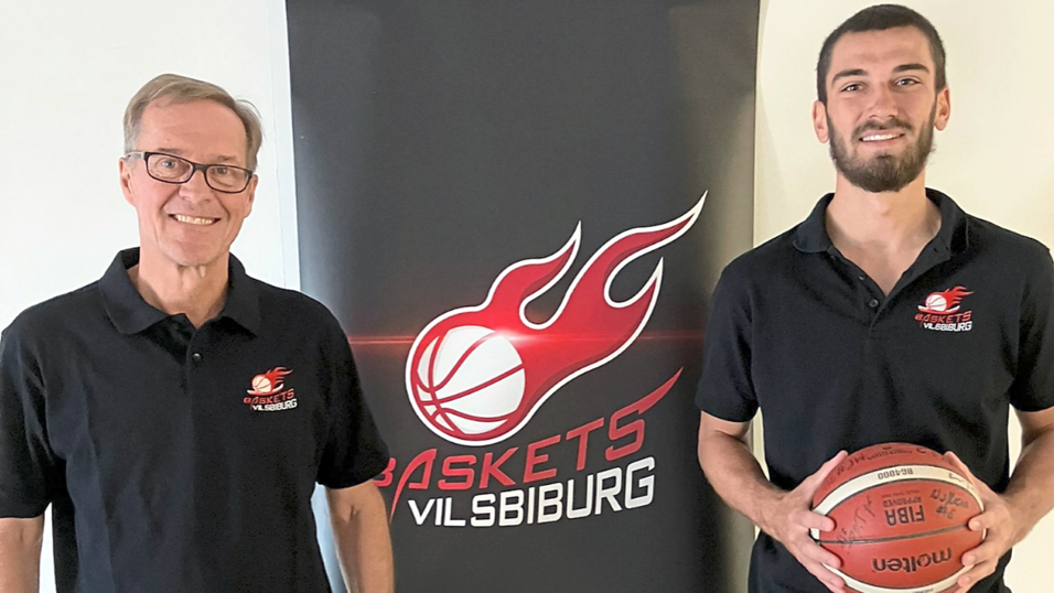 Richtungsweisende Verpflichtung für die Baskets. Hermann Mayr, Vorstand Finanzen, freut sich über die Rückkehr von Thomas Billinger zu seinem Heimatverein. Nach drei Jahren im Ausland wird er die Nachwuchsarbeit der Vilsbiburger bereichern und gemeinsam mit dem hauptamtlichen Jugendtrainer Arne Stecher weiterentwickeln. Richtungsweisende Verpflichtung für die Baskets. Hermann Mayr, Vorstand Finanzen, freut sich über die Rückkehr von Thomas Billinger zu seinem Heimatverein. Nach drei Jahren im Ausland wird er die Nachwuchsarbeit der Vilsbiburger bereichern und gemeinsam mit dem hauptamtlichen Jugendtrainer Arne Stecher weiterentwickeln.