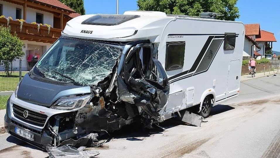 Bei Niederkandlbach im Landkreis Deggendorf ist es zu einem schweren Unfall gekommen. Bei Niederkandlbach im Landkreis Deggendorf ist es zu einem schweren Unfall gekommen.