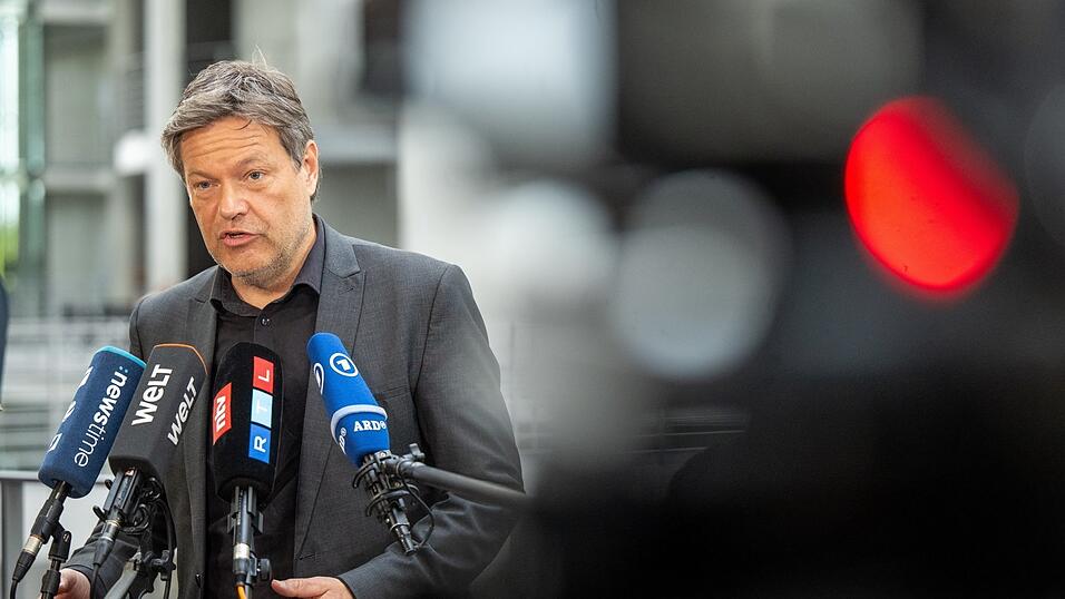 Robert Habeck wehrt sich gegen den Vorwurf, in seinem Haus seien ihm bewusst Informationen vorenthalten worden. Robert Habeck wehrt sich gegen den Vorwurf, in seinem Haus seien ihm bewusst Informationen vorenthalten worden.