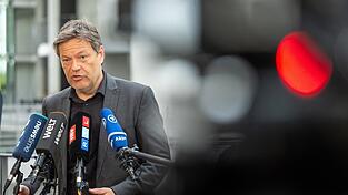 Robert Habeck wehrt sich gegen den Vorwurf, in seinem Haus seien ihm bewusst Informationen vorenthalten worden. Robert Habeck wehrt sich gegen den Vorwurf, in seinem Haus seien ihm bewusst Informationen vorenthalten worden.