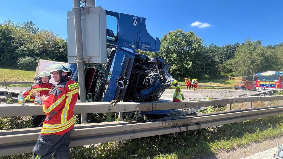 Ein Lastwagen kippte am Dienstag auf der A93 bei Regenstauf um und blieb quer zur Fahrbahn in Fahrtrichtung München liegen.