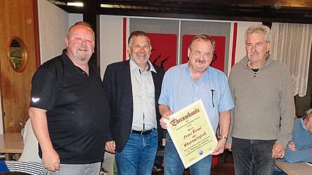 Vorsitzender Heiko Schmidt, Zweiter B&uuml;rgermeister Ludwig Kern und Zweiter Vorsitzender Otto Treml (v. l.) gratulierten Franz Treml (mit Urkunde) zur Verleihung der Ehrenmitgliedschaft.