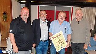 Vorsitzender Heiko Schmidt, Zweiter Bürgermeister Ludwig Kern und Zweiter Vorsitzender Otto Treml (v. l.) gratulierten Franz Treml (mit Urkunde) zur Verleihung der Ehrenmitgliedschaft. Vorsitzender Heiko Schmidt, Zweiter Bürgermeister Ludwig Kern und Zweiter Vorsitzender Otto Treml (v. l.) gratulierten Franz Treml (mit Urkunde) zur Verleihung der Ehrenmitgliedschaft.