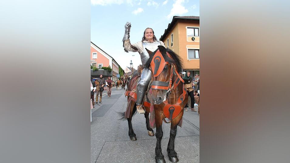 Die schönsten Augenblicke des historischen Drachenstich-Festzuges 2016. Die schönsten Augenblicke des historischen Drachenstich-Festzuges 2016.