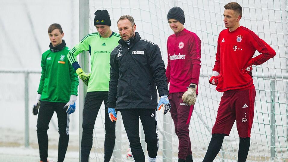 Manfred Winter leitet in Deggendorf das Torwarttraining. Im Hintergrund seine aktuellen Sch&uuml;tzlinge Lukas Groll (von links) und Lorenz Becherer sowie seine ehemaligen Spieler Marius Herzig und Christian Fr&uuml;chtl.