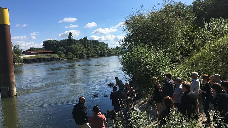 Freitagmorgen an der Donau. Ein Boot in Grün, Weiß und Rot für den Irak, eines in Schwarz, Rot, Gold.