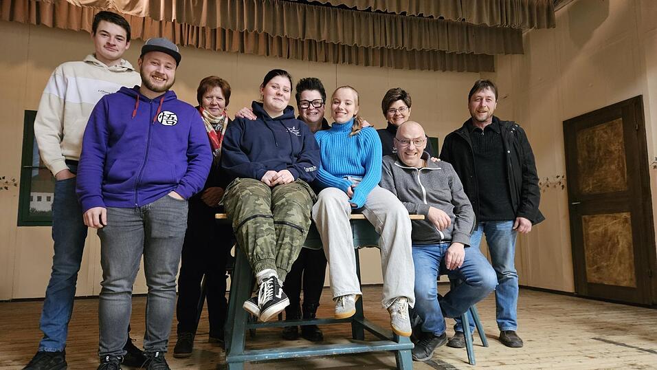 Sie studieren derzeit &bdquo;Wo gehobelt wird, da fallen Sp&auml;ne&ldquo; ein: die aktuellen Volkstheater-Darsteller bei einer Probe im Kolpinghaus-Saal.