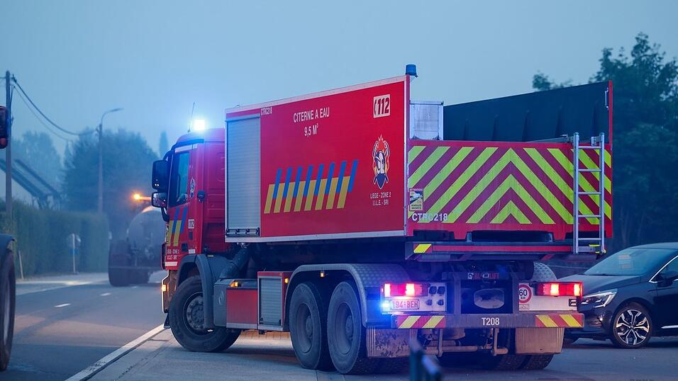 Einsatzfahrzeuge der belgischen Feuerwehr fahren durch die Stadt Sourbrodt. Einsatzfahrzeuge der belgischen Feuerwehr fahren durch die Stadt Sourbrodt.