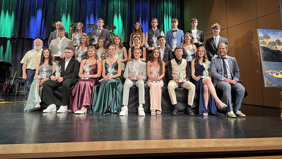 Stellvertretender Landrat Fritz Wittmann und Schulleiter Alexander Köppl mit den Geehrten. Stellvertretender Landrat Fritz Wittmann und Schulleiter Alexander Köppl mit den Geehrten.