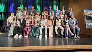 Stellvertretender Landrat Fritz Wittmann und Schulleiter Alexander Köppl mit den Geehrten. Stellvertretender Landrat Fritz Wittmann und Schulleiter Alexander Köppl mit den Geehrten.