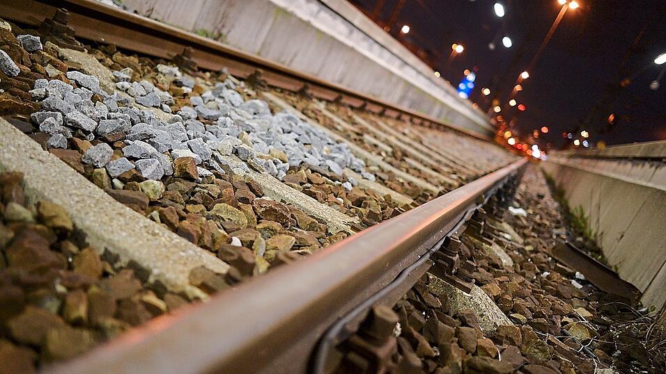 Ein 27-Jähriger soll einen Obdachlosen in München in ein Gleisbett geschubst haben.