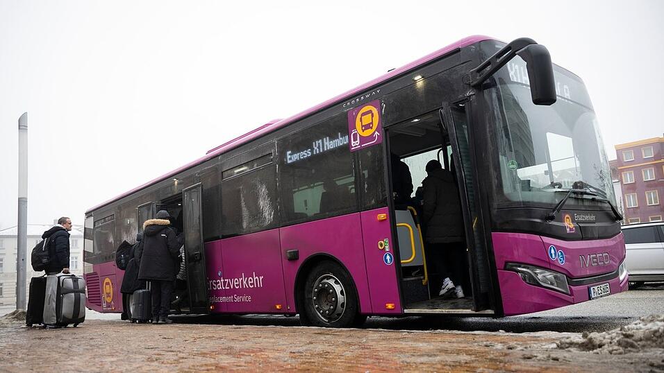 Auf vielen Strecken fahren die Ersatzbusse nun länger - solange, bis die Sanierung abgeschlossen ist. (Archivbild) Auf vielen Strecken fahren die Ersatzbusse nun länger - solange, bis die Sanierung abgeschlossen ist. (Archivbild)