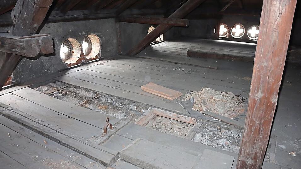 Im Dachgeschoss werden alle Bodenbretter entfernt und die Balken verst&auml;rkt.