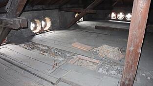 Im Dachgeschoss werden alle Bodenbretter entfernt und die Balken verst&auml;rkt.