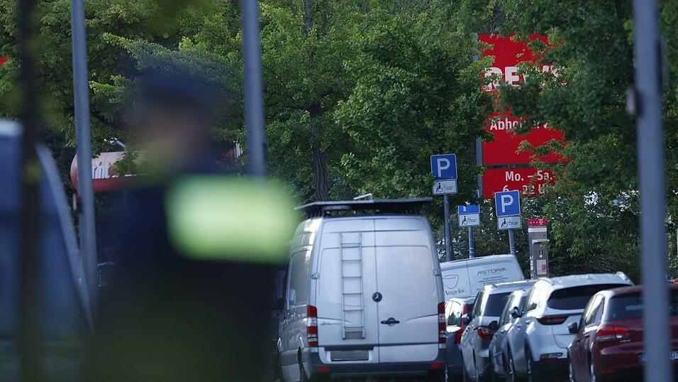 Der Supermarkt ist gro&szlig;r&auml;umig abgesperrt.