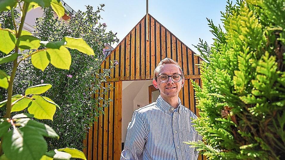 Theologiestudent Marco Pfeffer steht vor der Kapelle im Garten seiner Eltern. Sie ist inzwischen ein Treffpunkt für Gebetskreise und Gottesdienste. Theologiestudent Marco Pfeffer steht vor der Kapelle im Garten seiner Eltern. Sie ist inzwischen ein Treffpunkt für Gebetskreise und Gottesdienste.