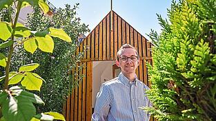 Theologiestudent Marco Pfeffer steht vor der Kapelle im Garten seiner Eltern. Sie ist inzwischen ein Treffpunkt für Gebetskreise und Gottesdienste. Theologiestudent Marco Pfeffer steht vor der Kapelle im Garten seiner Eltern. Sie ist inzwischen ein Treffpunkt für Gebetskreise und Gottesdienste.