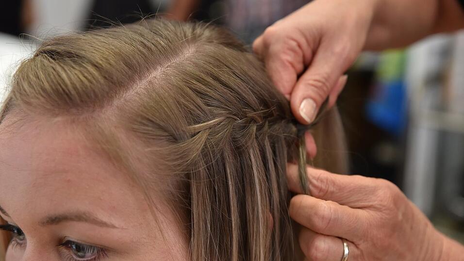 Jetzt die Haare auf der anderen Seite auch zu einem Wasserfall-Zopf flechten. Am Hinterkopf auf Höhe des anderen Zopfes zusammenbinden. Jetzt die Haare auf der anderen Seite auch zu einem Wasserfall-Zopf flechten. Am Hinterkopf auf Höhe des anderen Zopfes zusammenbinden.