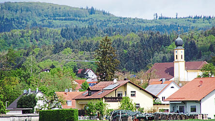 Blick auf den Thiergarten, im Vordergrund die Gemeinde Wiesent. Die Frage, ob ein Steinbruch genehmigungsf&auml;hig ist, harrt weiterhin ihrer finalen Beantwortung.