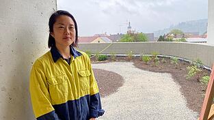 Shirley Cho arbeitet als Betonkosmetikerin an der Bad Kötztinger Parkhaus-Großbaustelle. Shirley Cho arbeitet als Betonkosmetikerin an der Bad Kötztinger Parkhaus-Großbaustelle.