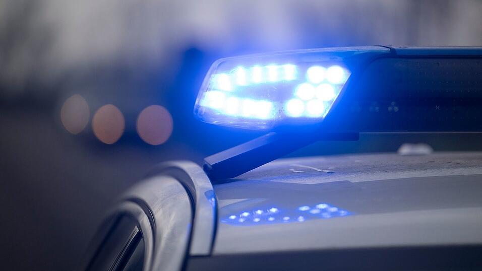 Als der 14-Jährige einen Radfahrer mit hoher Geschwindigkeit überholte, geriet der Roller demnach ins Straucheln und stürzte. (Symbolbild) Als der 14-Jährige einen Radfahrer mit hoher Geschwindigkeit überholte, geriet der Roller demnach ins Straucheln und stürzte. (Symbolbild)