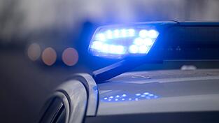 Als der 14-Jährige einen Radfahrer mit hoher Geschwindigkeit überholte, geriet der Roller demnach ins Straucheln und stürzte. (Symbolbild) Als der 14-Jährige einen Radfahrer mit hoher Geschwindigkeit überholte, geriet der Roller demnach ins Straucheln und stürzte. (Symbolbild)